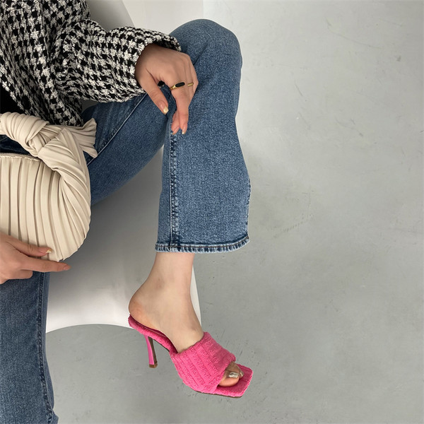 Μοντέρνες γυναικείες παντόφλες με λεπτό τακούνι