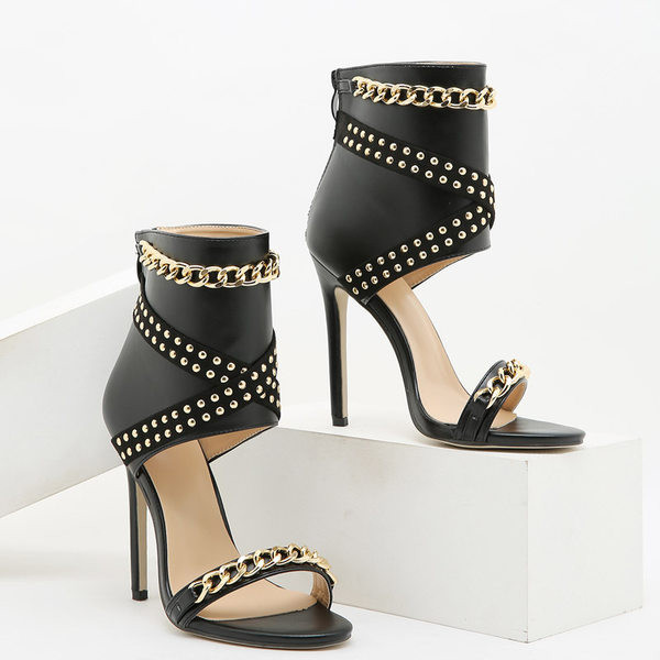 Elegáns női szandál fém dámával és lánccal