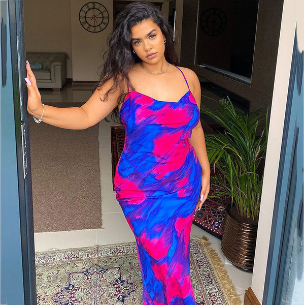 Μακρύ γυναικείο φόρεμα με λεπτές τιράντες σε μπλε χρώμα