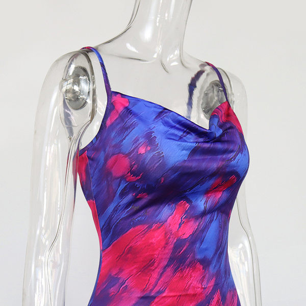 Μακρύ γυναικείο φόρεμα με λεπτές τιράντες σε μπλε χρώμα