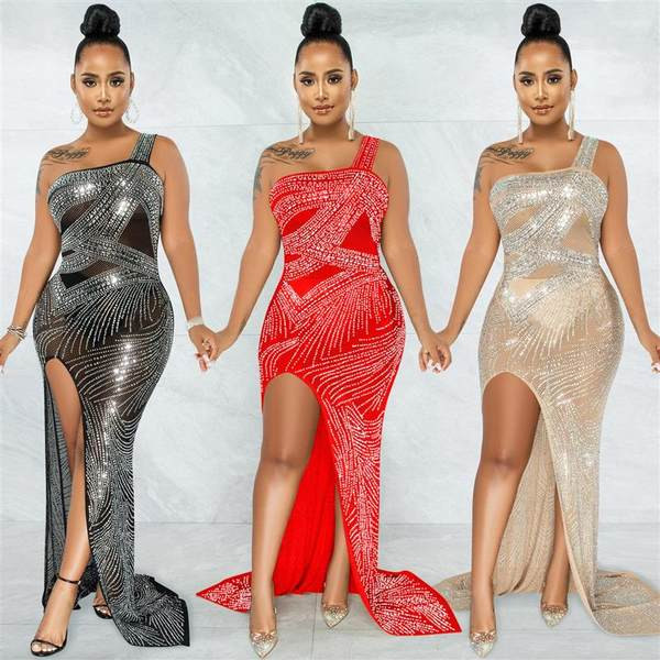 Hosszú női ruha egy pánttal és hasítékkal