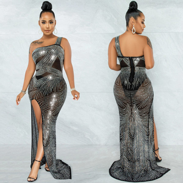 Hosszú női ruha egy pánttal és hasítékkal