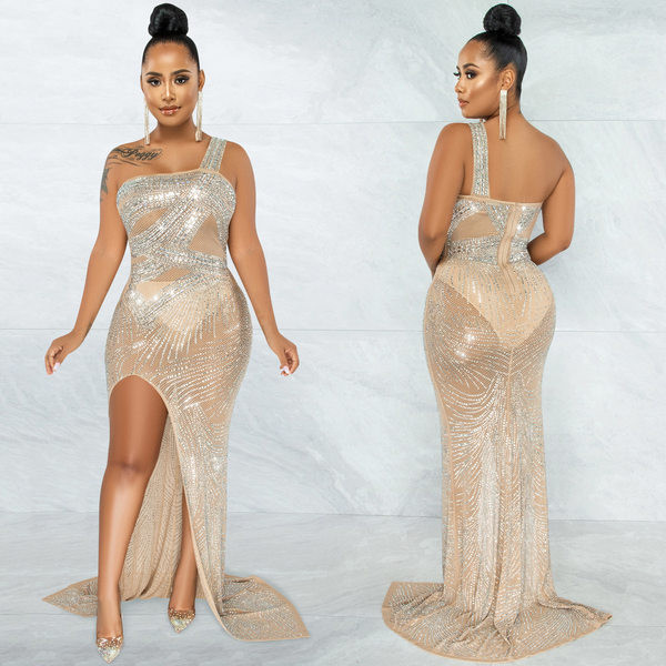 Hosszú női ruha egy pánttal és hasítékkal