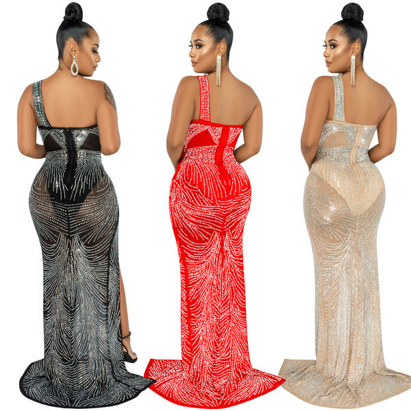 Hosszú női ruha egy pánttal és hasítékkal