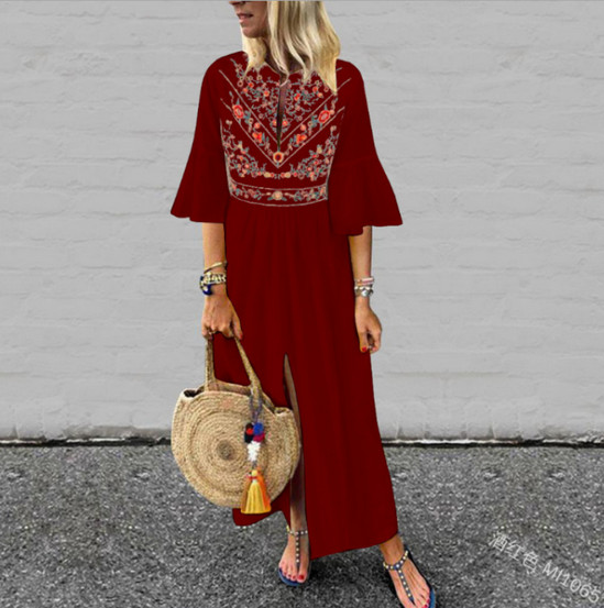 Lillemustri ja lõhikuga naiste pikk kleit