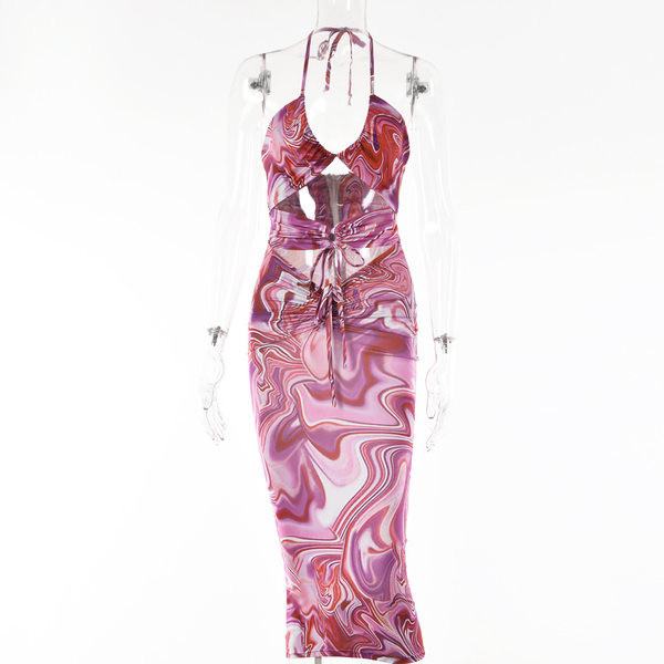 Modern női ruha kivágásokkal, nyakkendőkkel