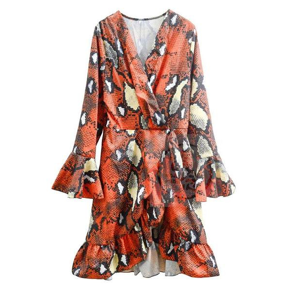 Loomamustri ja vöökoha lipsudega naiste kleit