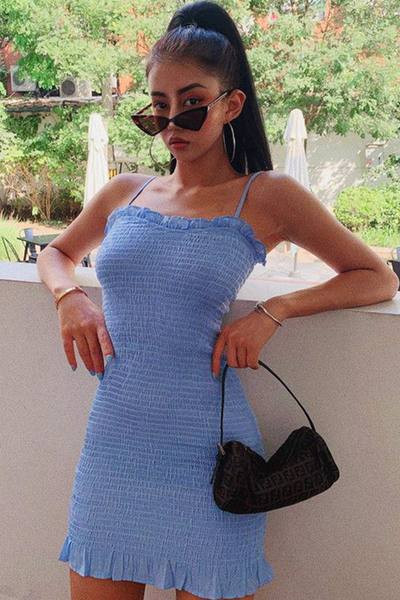 Vékony pántokkal ellátott, rövid rugalmas, hajtogatott női ruha