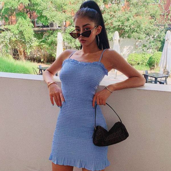 Vékony pántokkal ellátott, rövid rugalmas, hajtogatott női ruha