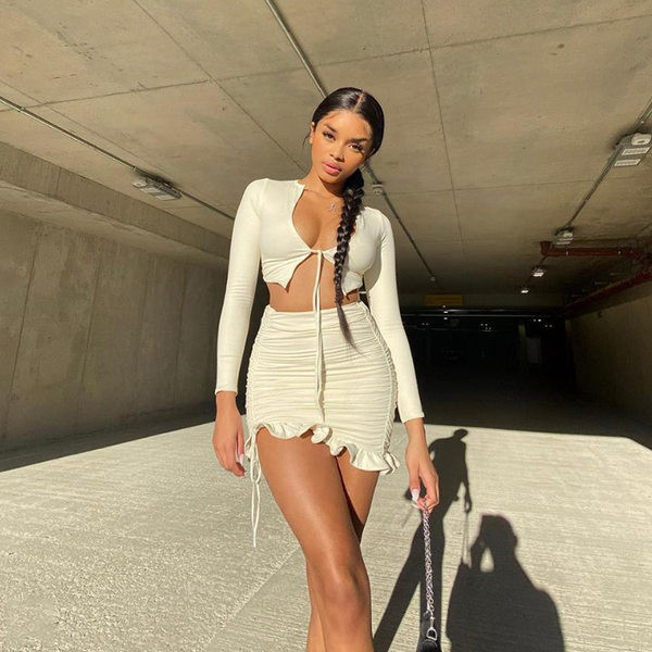 Modern női szett nyakkendőkkel és fürtökkel