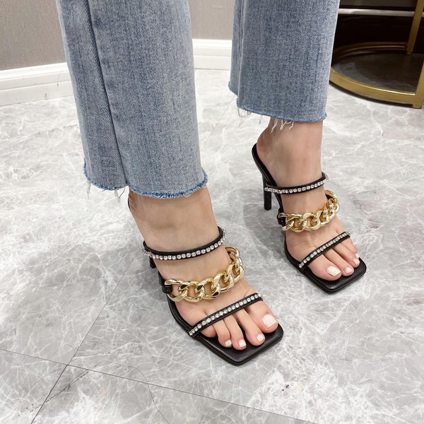 Modern női papucs kövekkel és lánccal