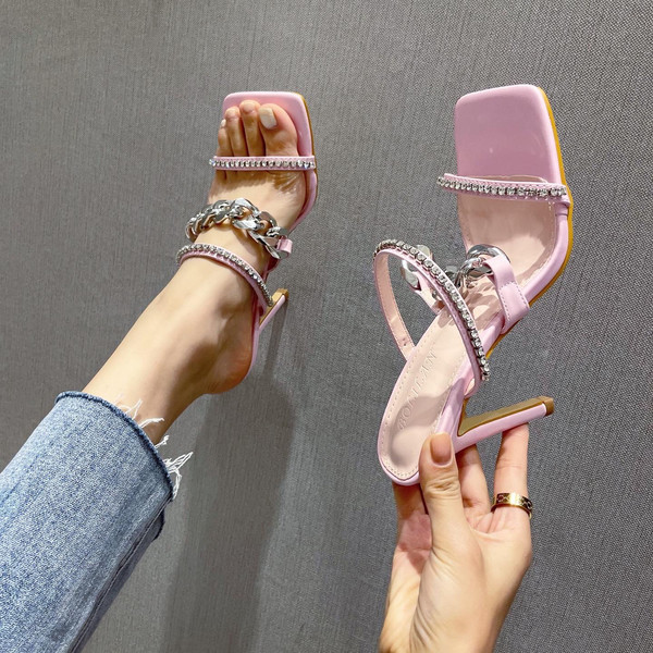 Modern női papucs kövekkel és lánccal