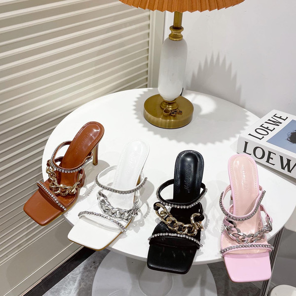 Modern női papucs kövekkel és lánccal