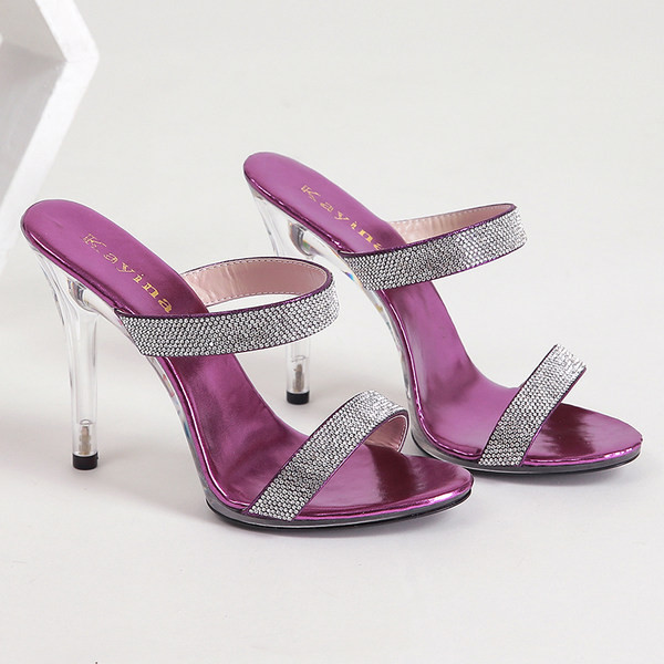 Modern női papucs magassarkúval és fényes pántokkal