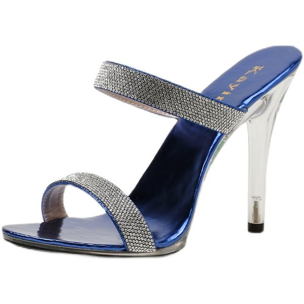 Modern női papucs magassarkúval és fényes pántokkal