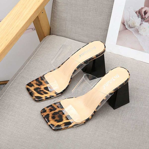 Modern női papucs szilikon pánttal és szögletes sarokkal