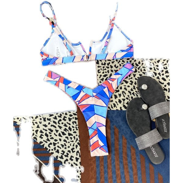 Színes kétrészes fürdőruha vékony pántokkal