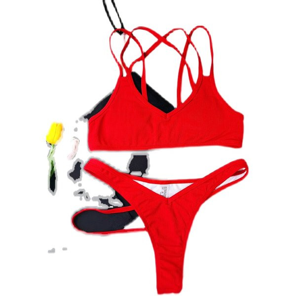 Modern kétrészes fürdőruha vékony pántokkal