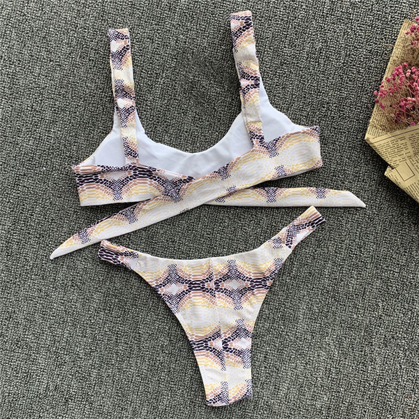 Kétrészes fürdőruha brazil stílusú fehérneművel