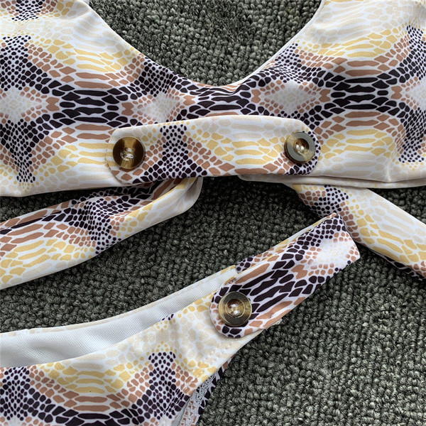 Kétrészes fürdőruha brazil stílusú fehérneművel