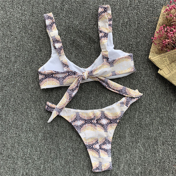 Kétrészes fürdőruha brazil stílusú fehérneművel