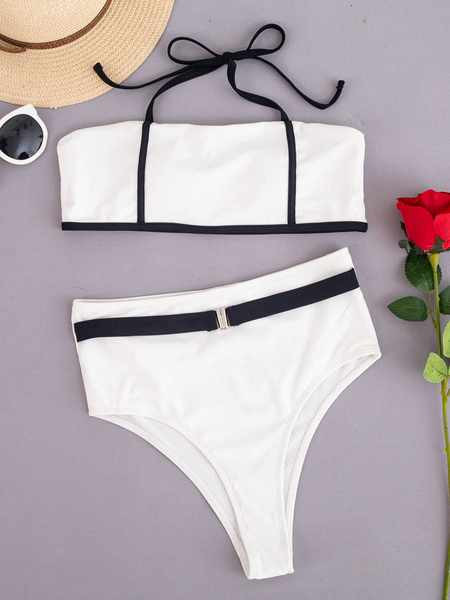 Stílusos, kétrészes női fürdőruha övvel és vékony pántokkal