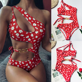 Női teljes fürdőruha kivágásokkal, fém díszítéssel