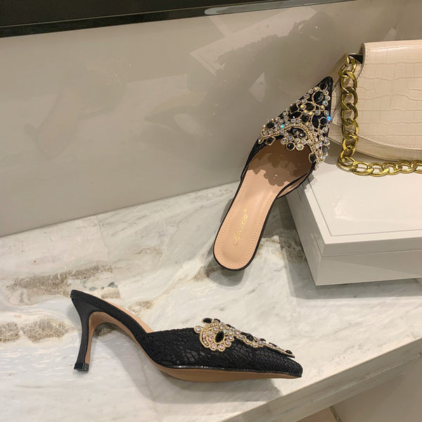 Női hegyes papucs kövekkel