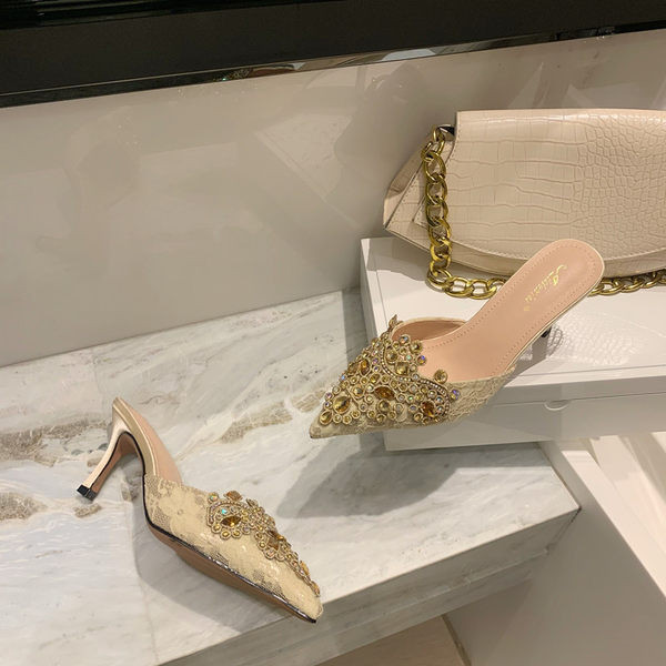 Női hegyes papucs kövekkel