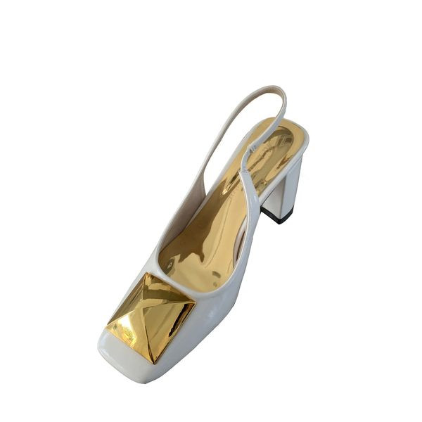 Fém díszítésű női cipő négy színben