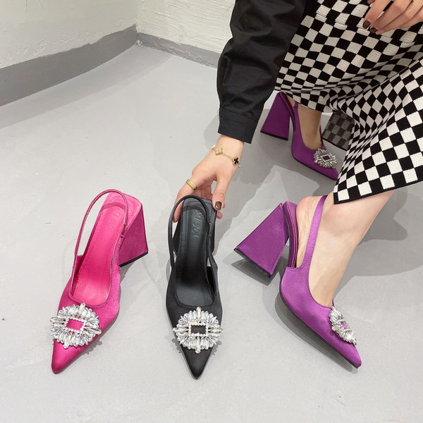 Kihegyezett fürdőruha modell csat kövekkel