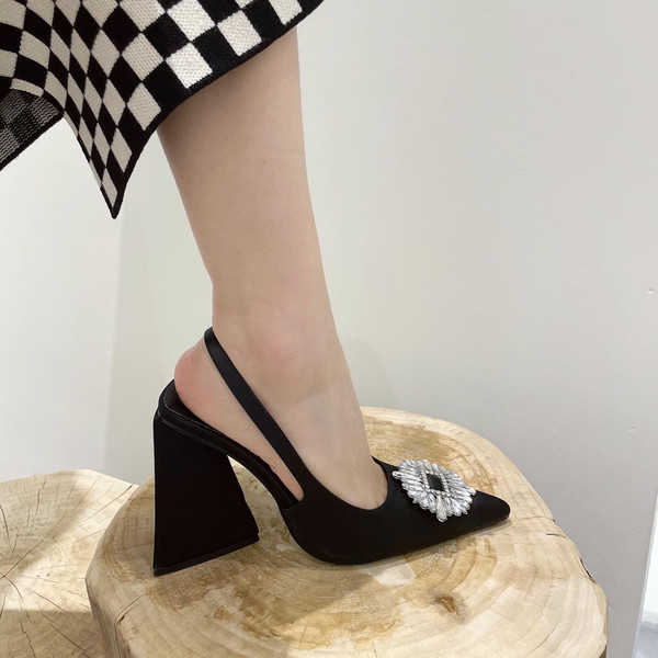 Kihegyezett fürdőruha modell csat kövekkel