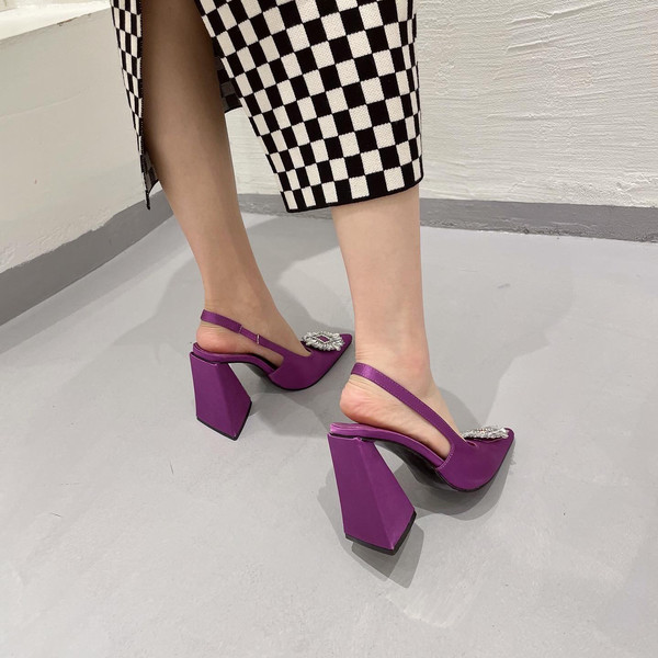 Kihegyezett fürdőruha modell csat kövekkel