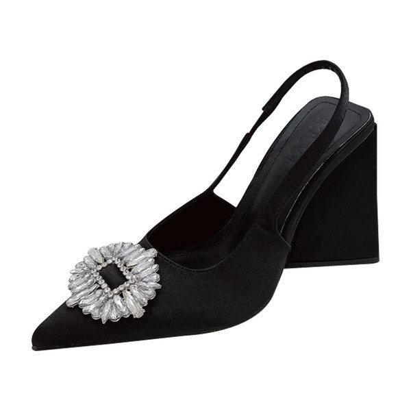 Kihegyezett fürdőruha modell csat kövekkel