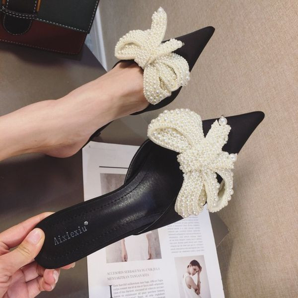 Modern női papucs szalaggal és gyöngy díszítéssel
