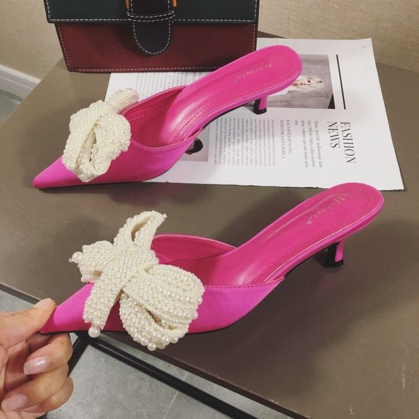 Modern női papucs szalaggal és gyöngy díszítéssel