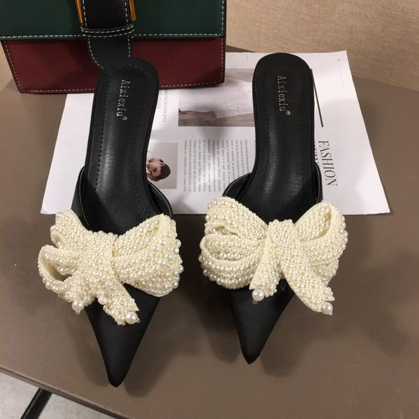 Modern női papucs szalaggal és gyöngy díszítéssel