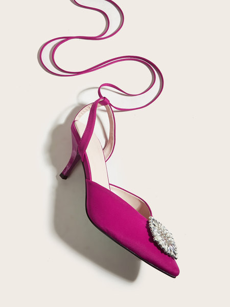 Új modell hegyes szandál csatokkal és kövekkel