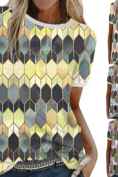 Színes női blúz ovális nyakkivágással és rövid ujjakkal