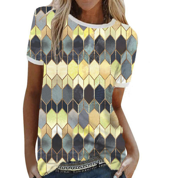 Színes női blúz ovális nyakkivágással és rövid ujjakkal