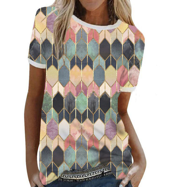 Színes női blúz ovális nyakkivágással és rövid ujjakkal