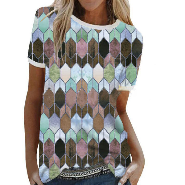 Színes női blúz ovális nyakkivágással és rövid ujjakkal