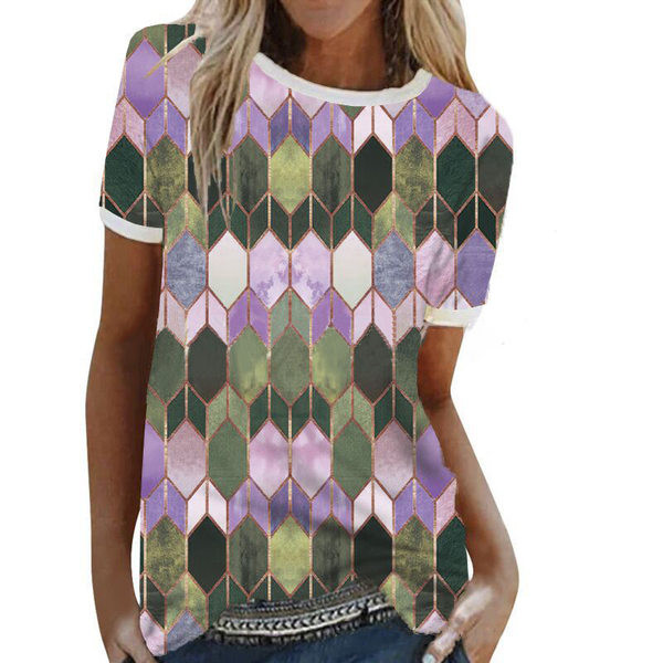 Színes női blúz ovális nyakkivágással és rövid ujjakkal