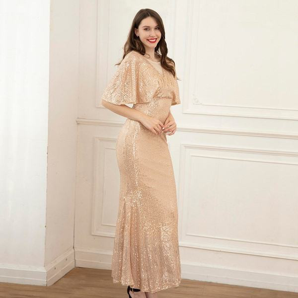 Stílusos hosszú ruha flitterekkel