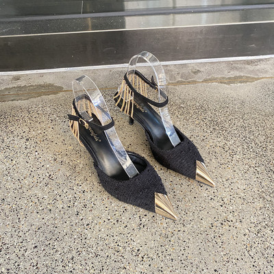 Női hegyes cipő magas sarkú 7 cm-es fém díszítéssel