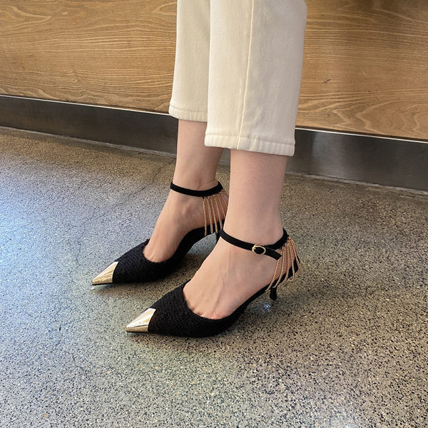 Női hegyes cipő magas sarkú 7 cm-es fém díszítéssel