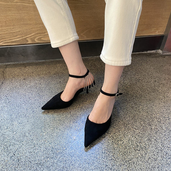 Női hegyes cipő magas sarkú 7 cm-es fém díszítéssel