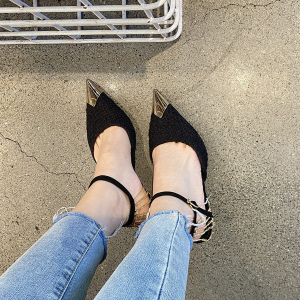 Női hegyes cipő magas sarkú 7 cm-es fém díszítéssel