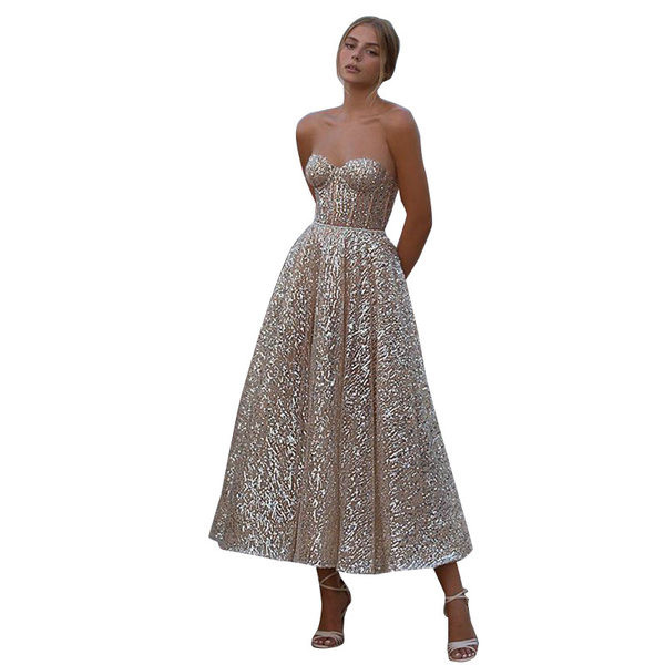 Elegáns női ruha mellesebb és fényesebb hatással