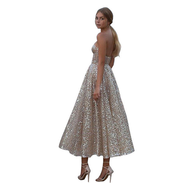 Elegáns női ruha mellesebb és fényesebb hatással